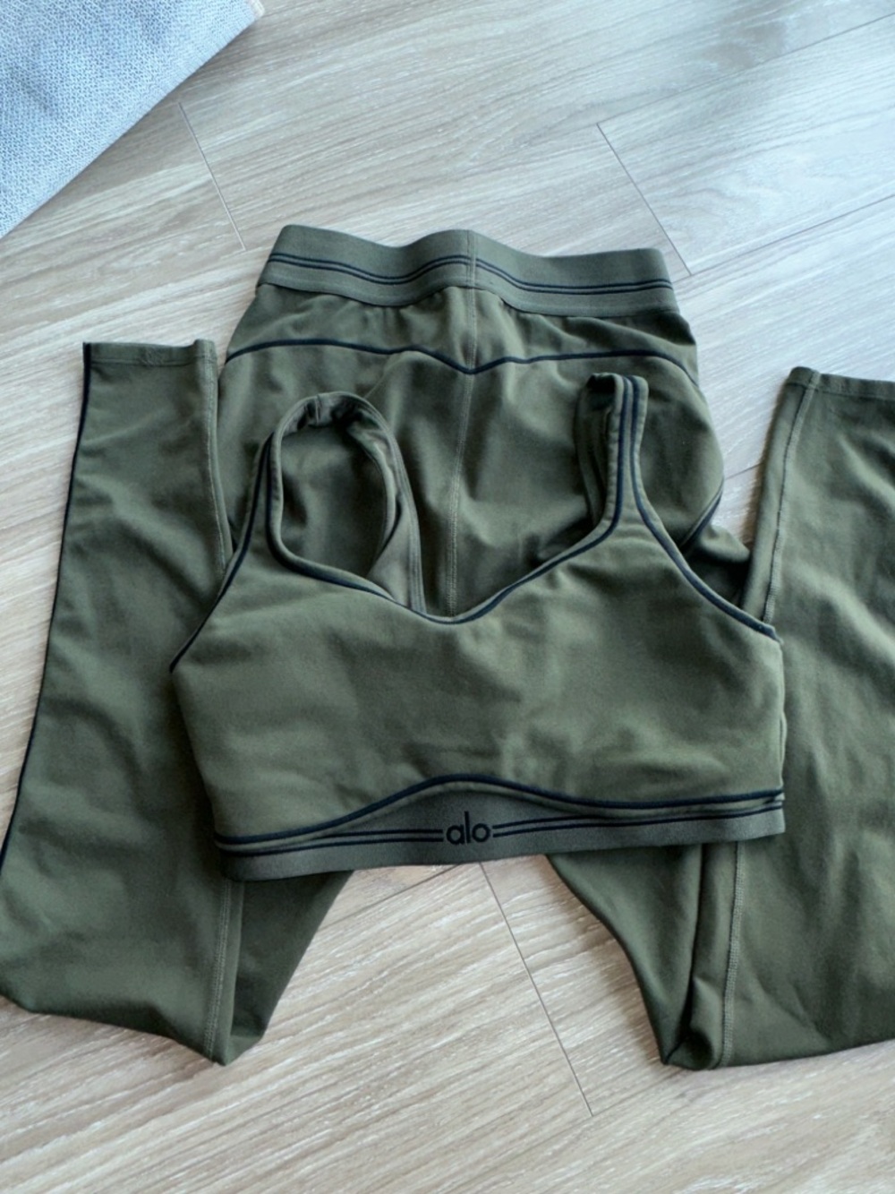 ALO Yoga Olive Green Seamless Sports Bra with Contrast Trim - Picture 4 of 14